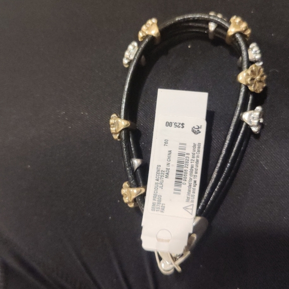 NWT, Lucky brand two-tone flower charm bracelet. - Picture 2 of 3